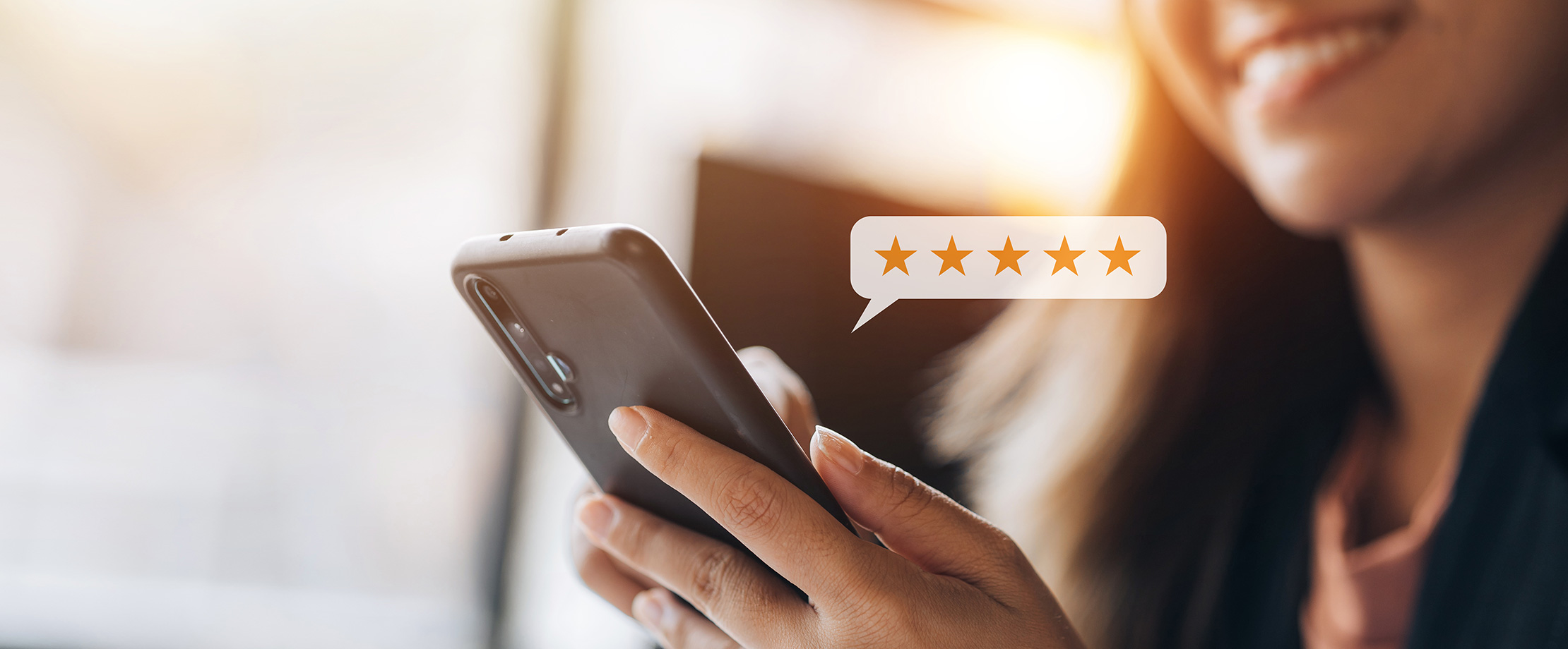 Eine person gibt eine Online-Bewertung mittels Handy ab